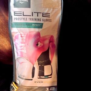 Women’s 12 Ounce Everlast elite training gloves pink in color